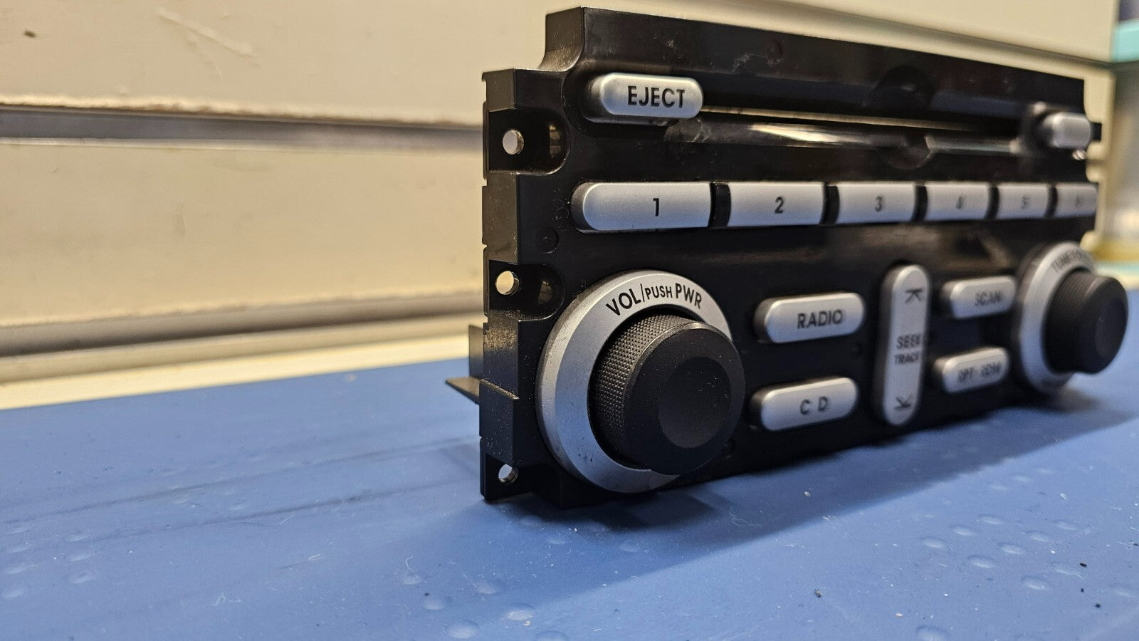 06-08 Mitsubishi ENDEAVOR Dash AM FM Radio CD Player Control Stereo Assembly OEM