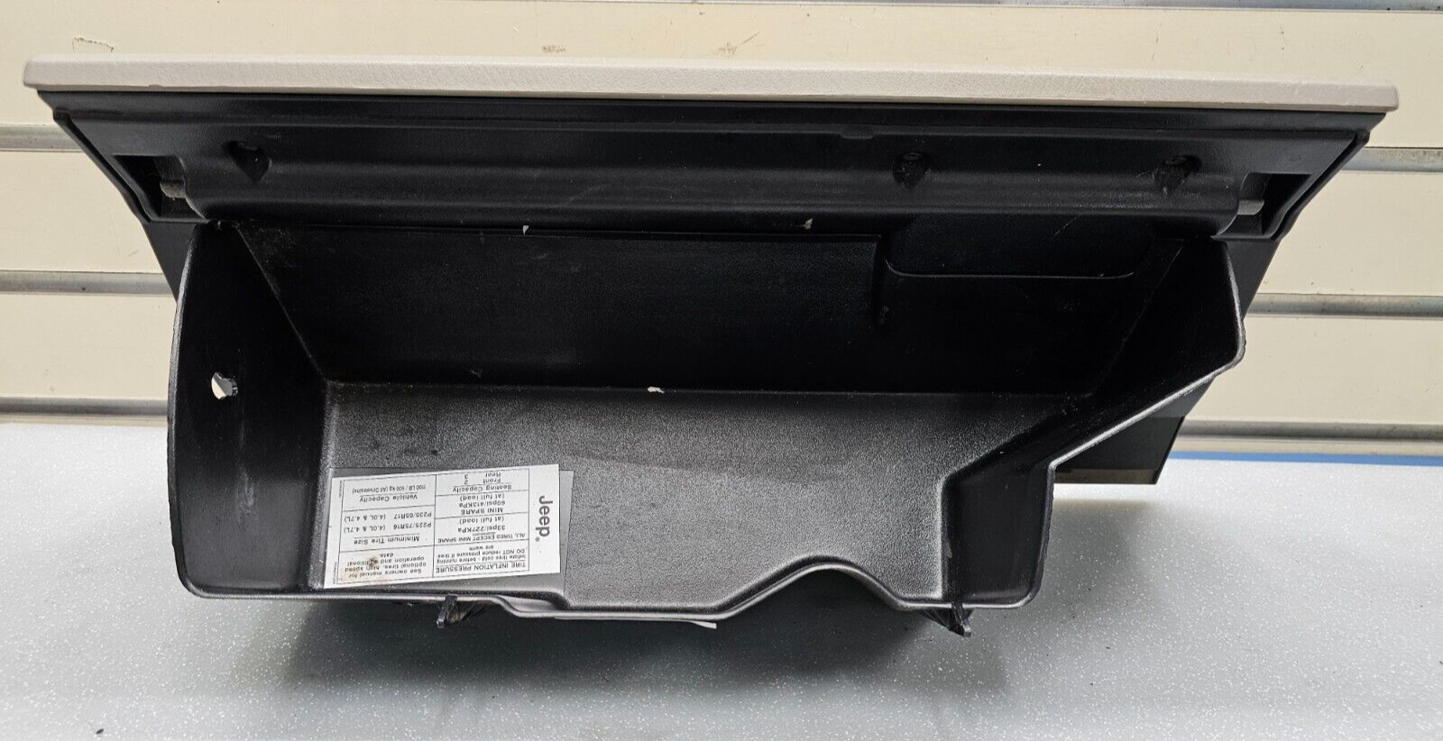99-04 Grand Cherokee WJ Dash Glove Box Assembly storage Compartment Assembly Tan