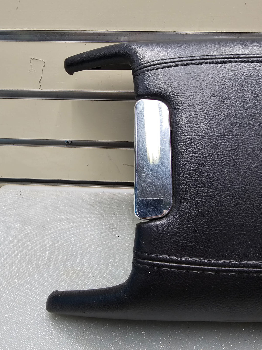 03-06 Lincoln Navigator Front Center Console Lid Arm rest Dove Leather BLACK L18