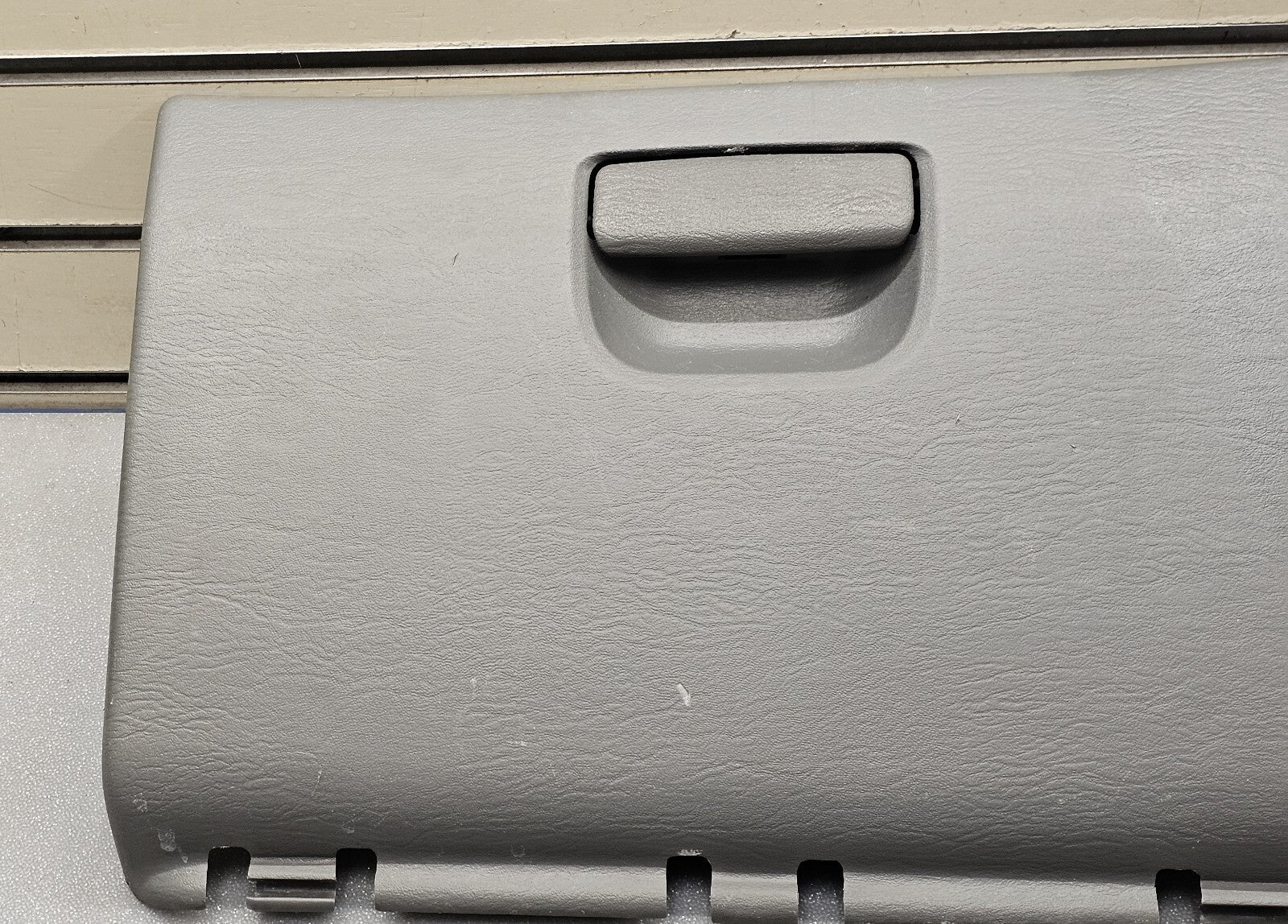 🔥01-07 CARAVAN TOWN COUNTRY VOYAGER DASH GLOVE BOX COMPARTMENT ASSEMBLY GRAY