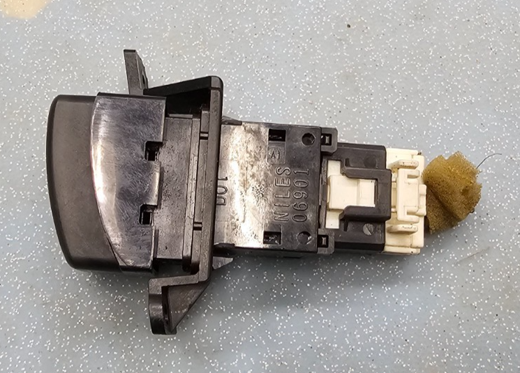 🔥00-04 SUBARU OUTBACK SEDAN 4-DR EMERGENCY HAZARD CONTROL FLASHER SWITCH BUTTON