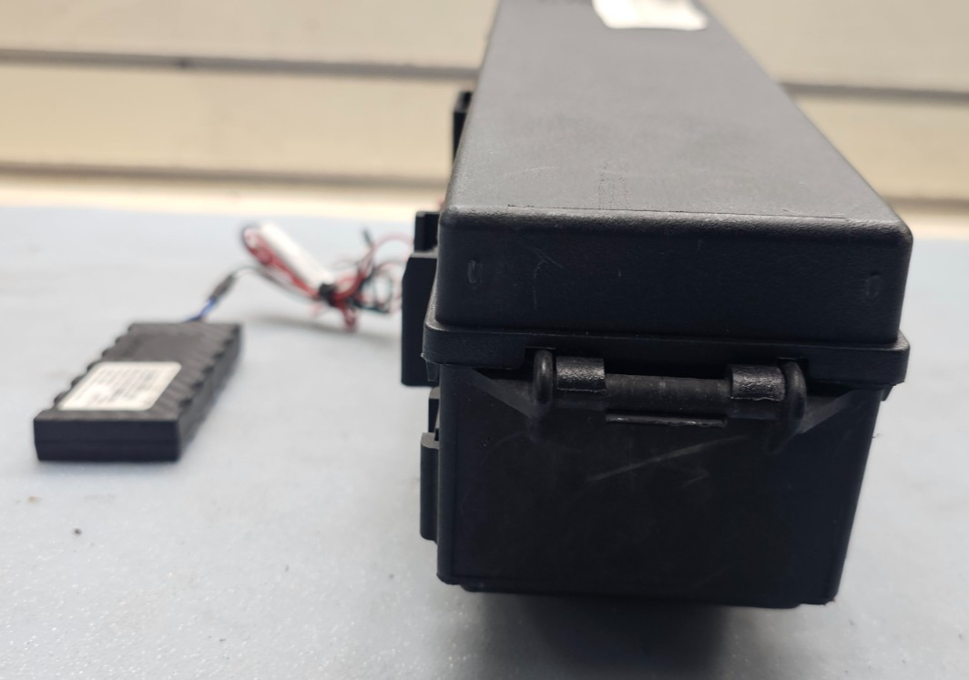 🔥2006 Commander Grand Cherokee 3.7L Engine HOOD FUSE Relay BOX Release Cover