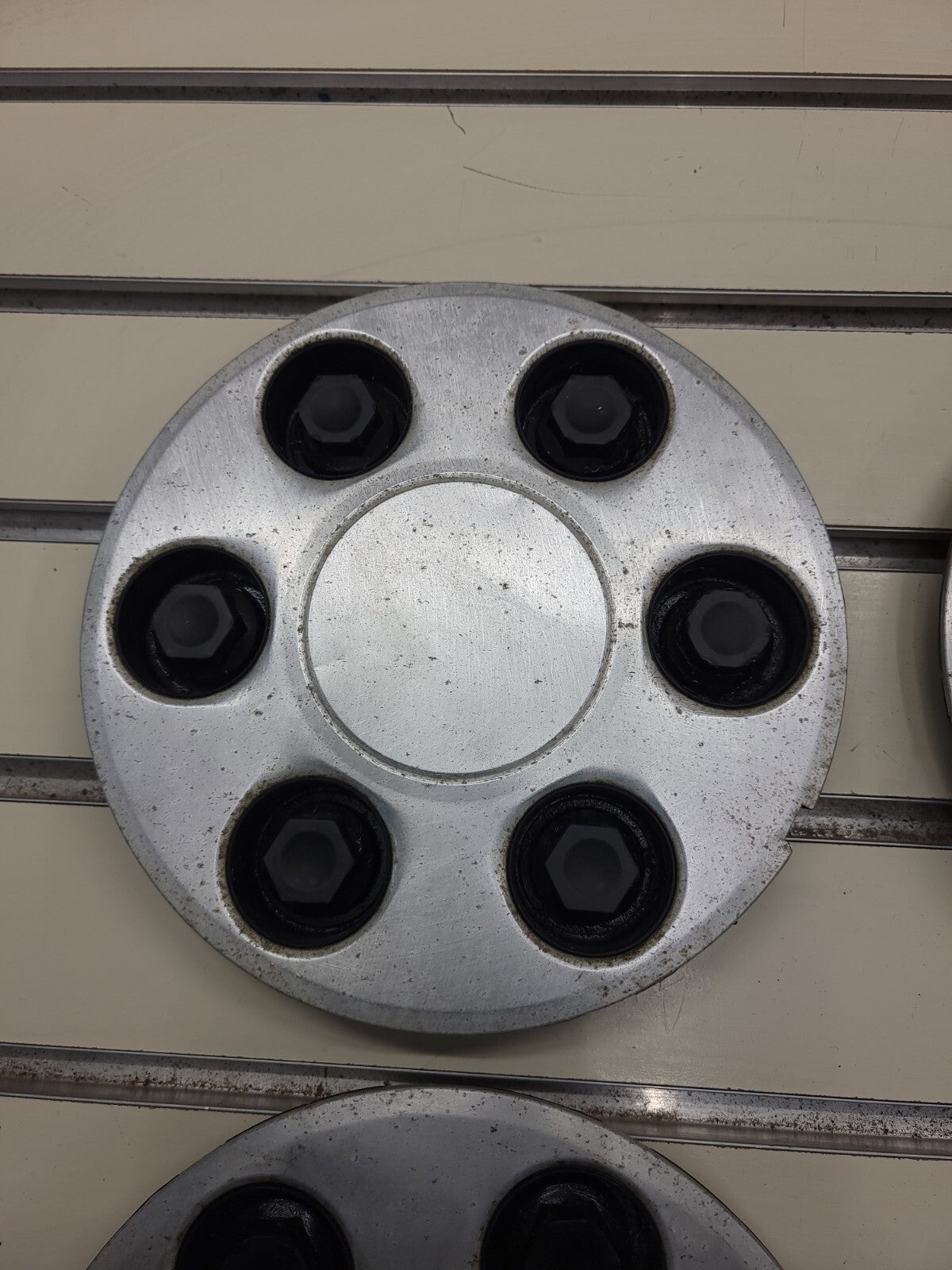 2003 -2007 Tahoe Avalanche Silverado 1500 OEM Wheel Center Cap no emblem