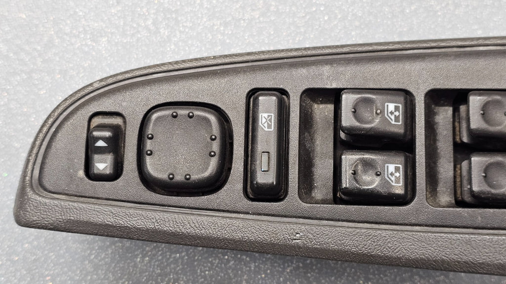 03-06 Silverado Sierra Power Left Driver Master Window Switch Assembly Black WS4