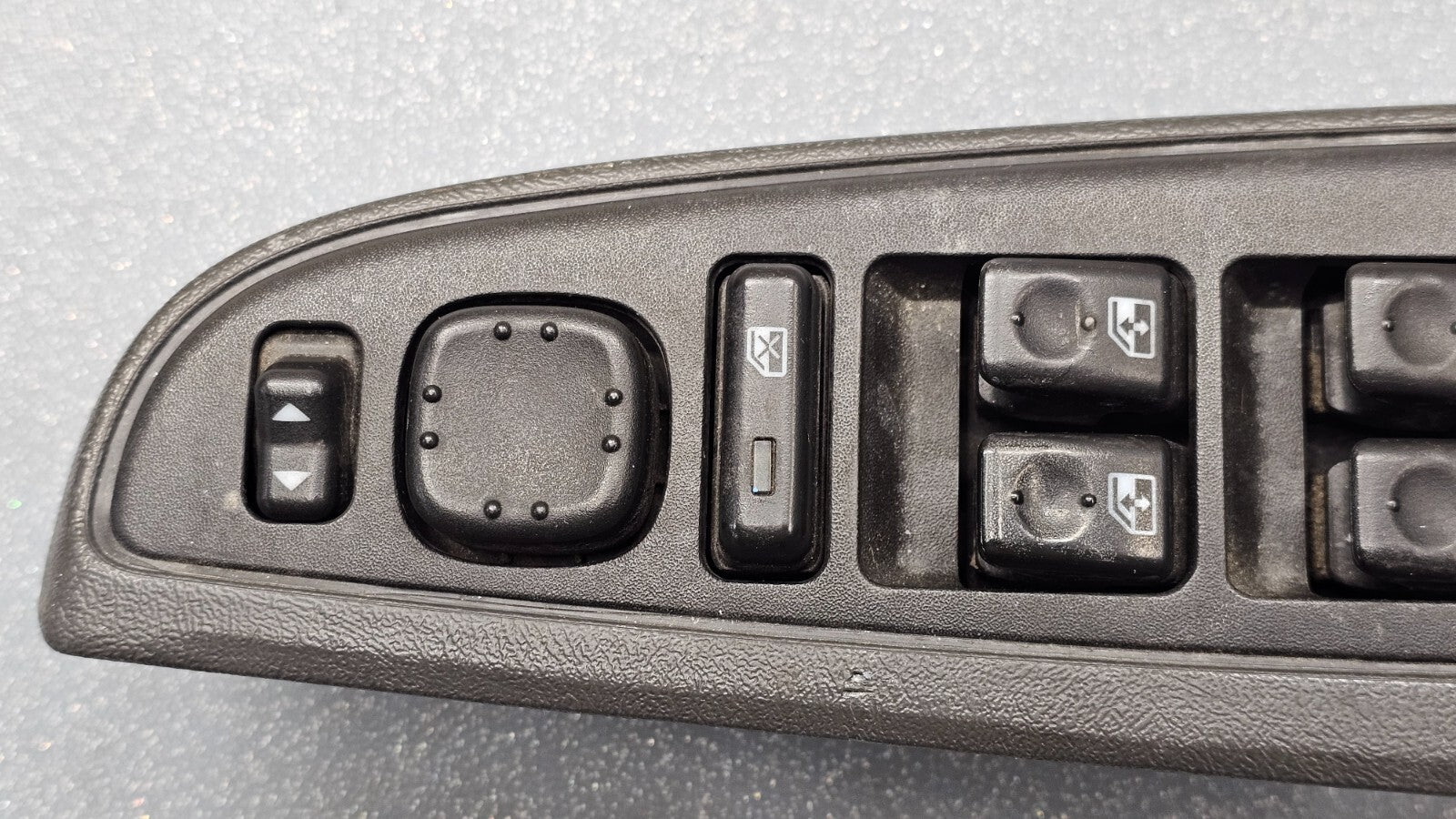 03-06 Silverado Sierra Power Left Driver Master Window Switch Assembly Black WS4