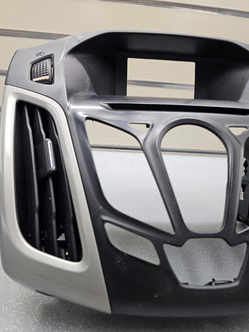 🔥12-14 FORD FOCUS CENTER DASH RADIO DISPLAY PANEL SUUROUND BEZEL TRIM SILVER