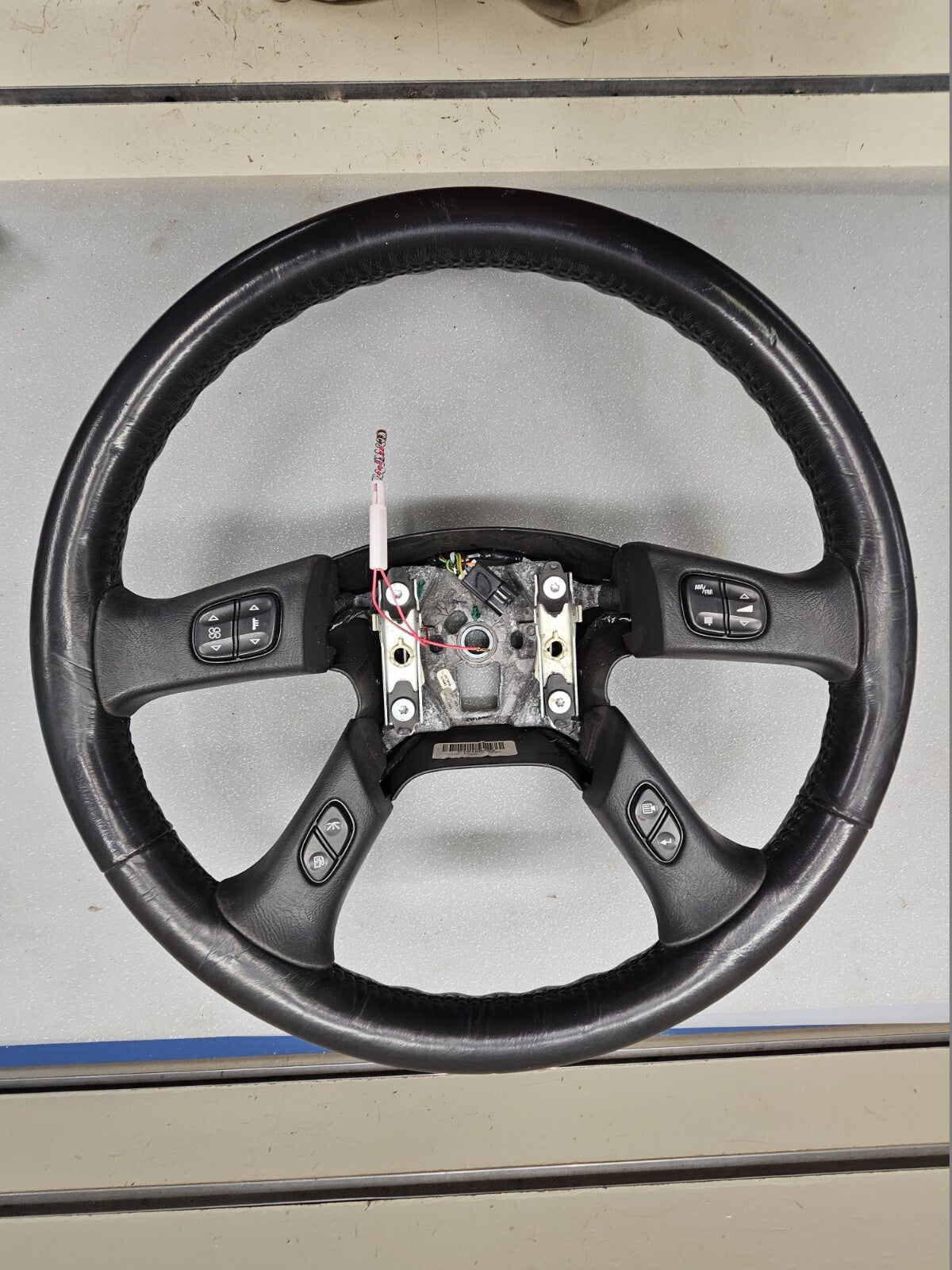 02-09 Trailblazer Envoy03-06 SILVERADO SIERRA YUKON STEERING WHEEL LEATHER BLACK