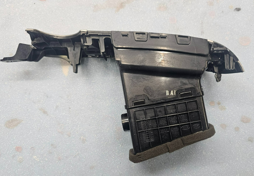 06-12 Kia Sedona Carnival Front Left Passenger Dash AC Air Vent Assembly Silver