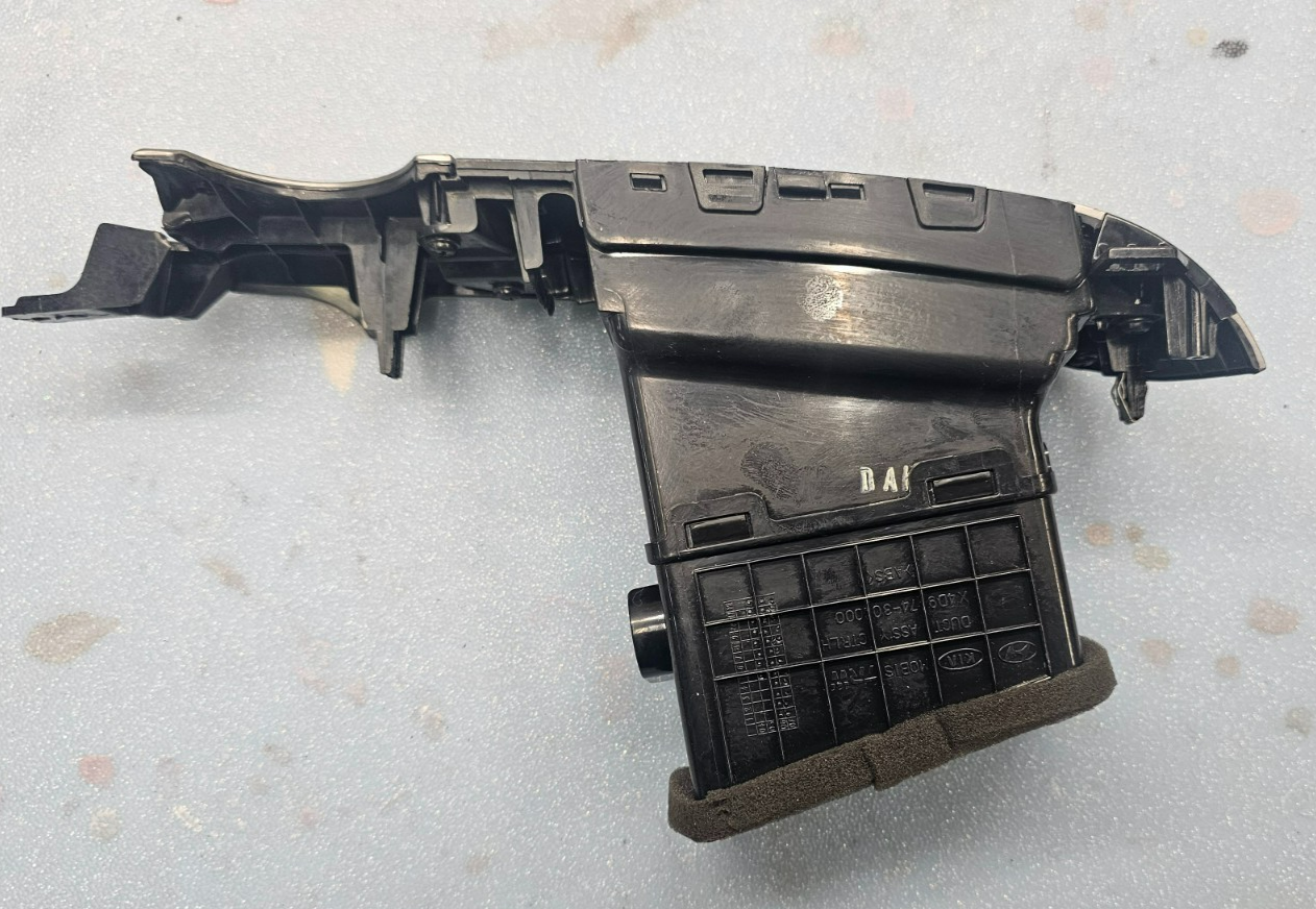 06-12 Kia Sedona Carnival Front Left Passenger Dash AC Air Vent Assembly Silver