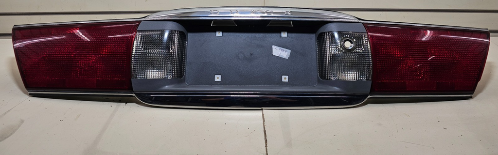 00-05 Buick LESABRE Trunk Rear Center Tail Light Brake Light Lamp Panel Assembly