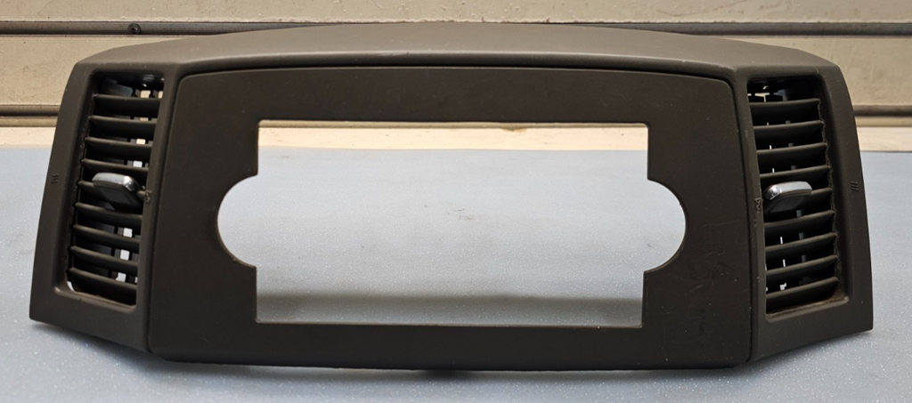 05-07 Jeep Grand Cherokee Center Radio Dash Bezel Trim Panel Surround Balck B30