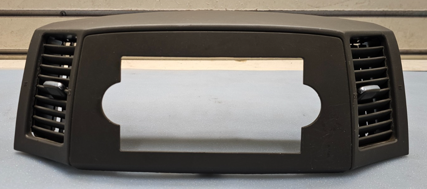 05-07 Jeep Grand Cherokee Center Radio Dash Bezel Trim Panel Surround Balck B30