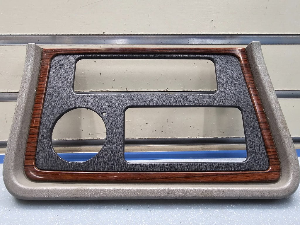 02-06 Cadillac Escalade Radio Dash Trim Bezel with Clock 15072628 gray/woodgrain