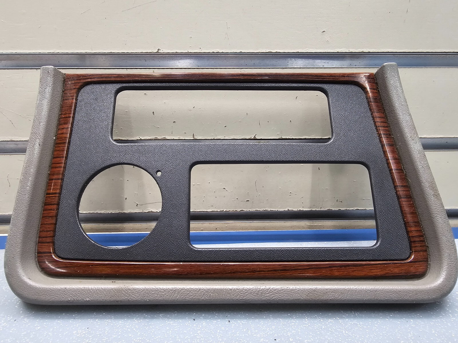 02-06 Cadillac Escalade Radio Dash Trim Bezel with Clock 15072628 gray/woodgrain