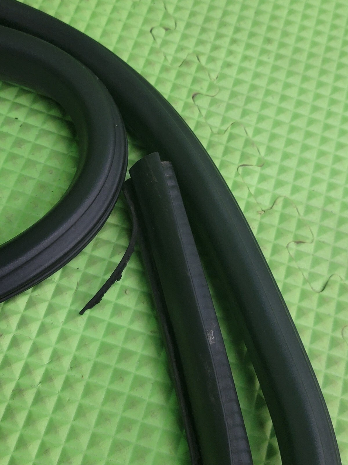 🔥07-14 Chevrolet Tahoe Rear Front Right Passenger Door Weatherstrip Seal Black