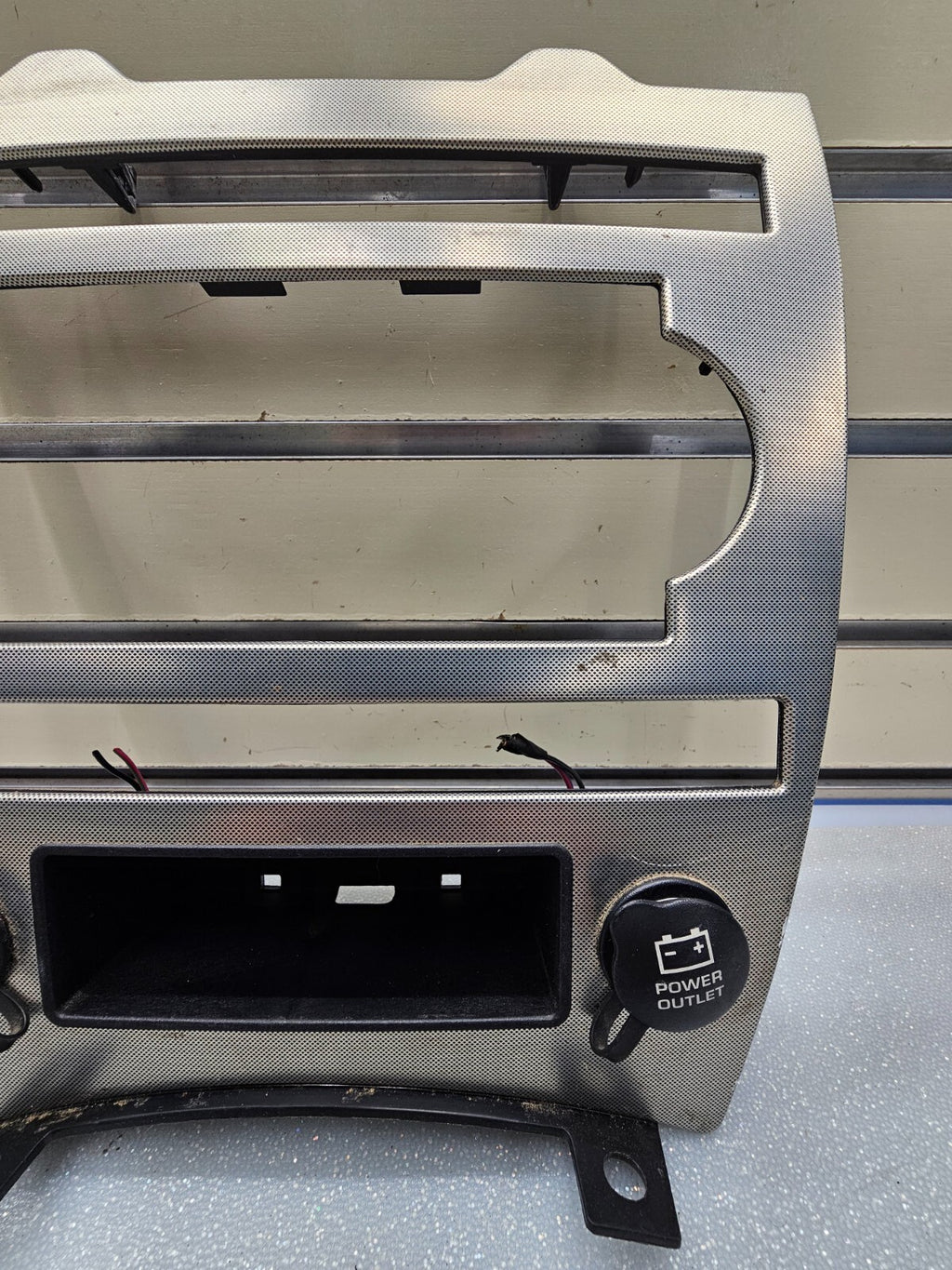 05-07JEEP GRAND CHEROKEE COMMANDER DASHPANEL RADIO SURROUND TRIM BEZEL SILVERB70