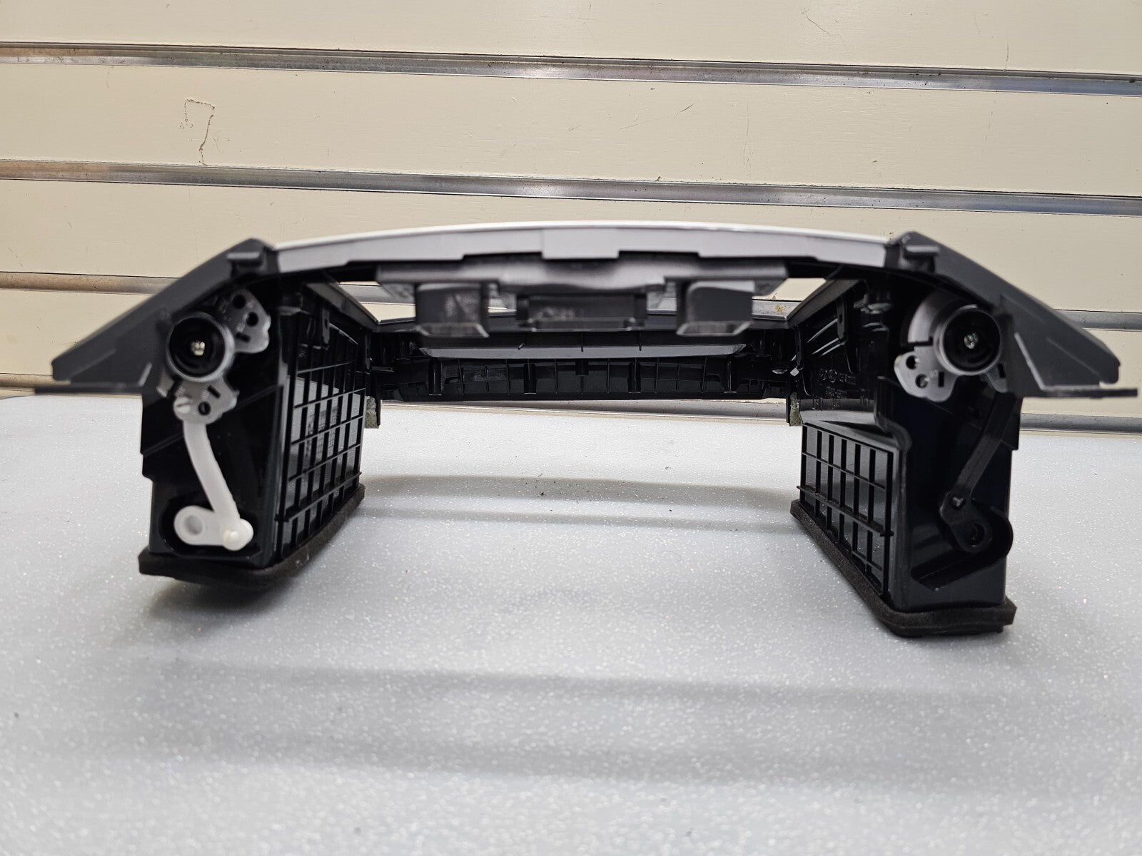 🔥10-12 Hyundai Santa Fe Dash Radio Surround Bezel Climate Trim Panel Black B53