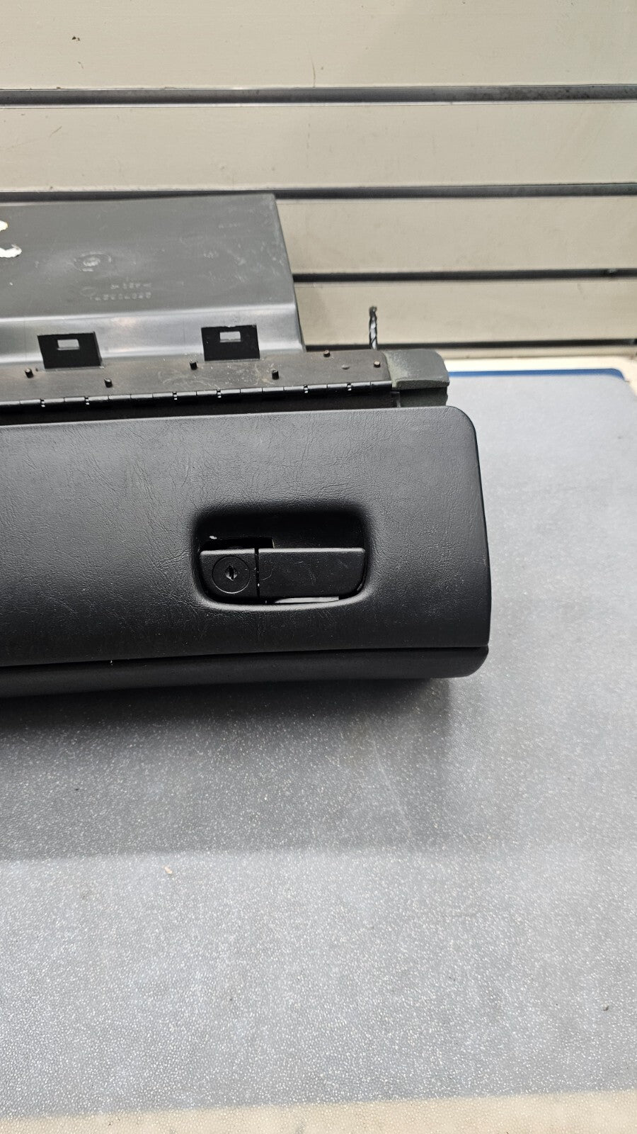 🔥00-05 DEVILLE DASH GLOVE BOX STORAGE COMPARTMENT ASSEMBLY BLACK