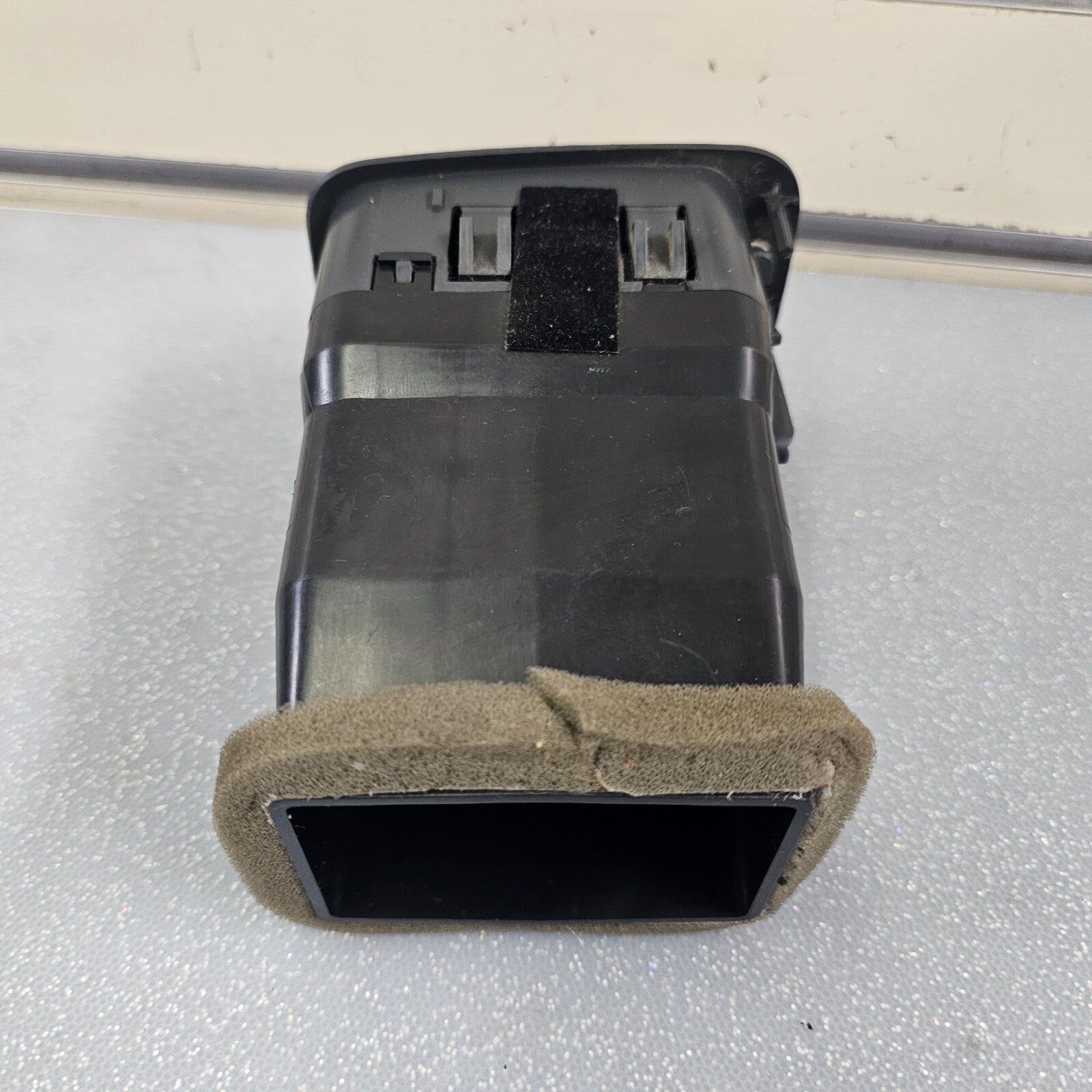 99-06 Silverado ESCALADE Dash A/C Heater AIR VENT Passenger Right GRAPHITE VT11