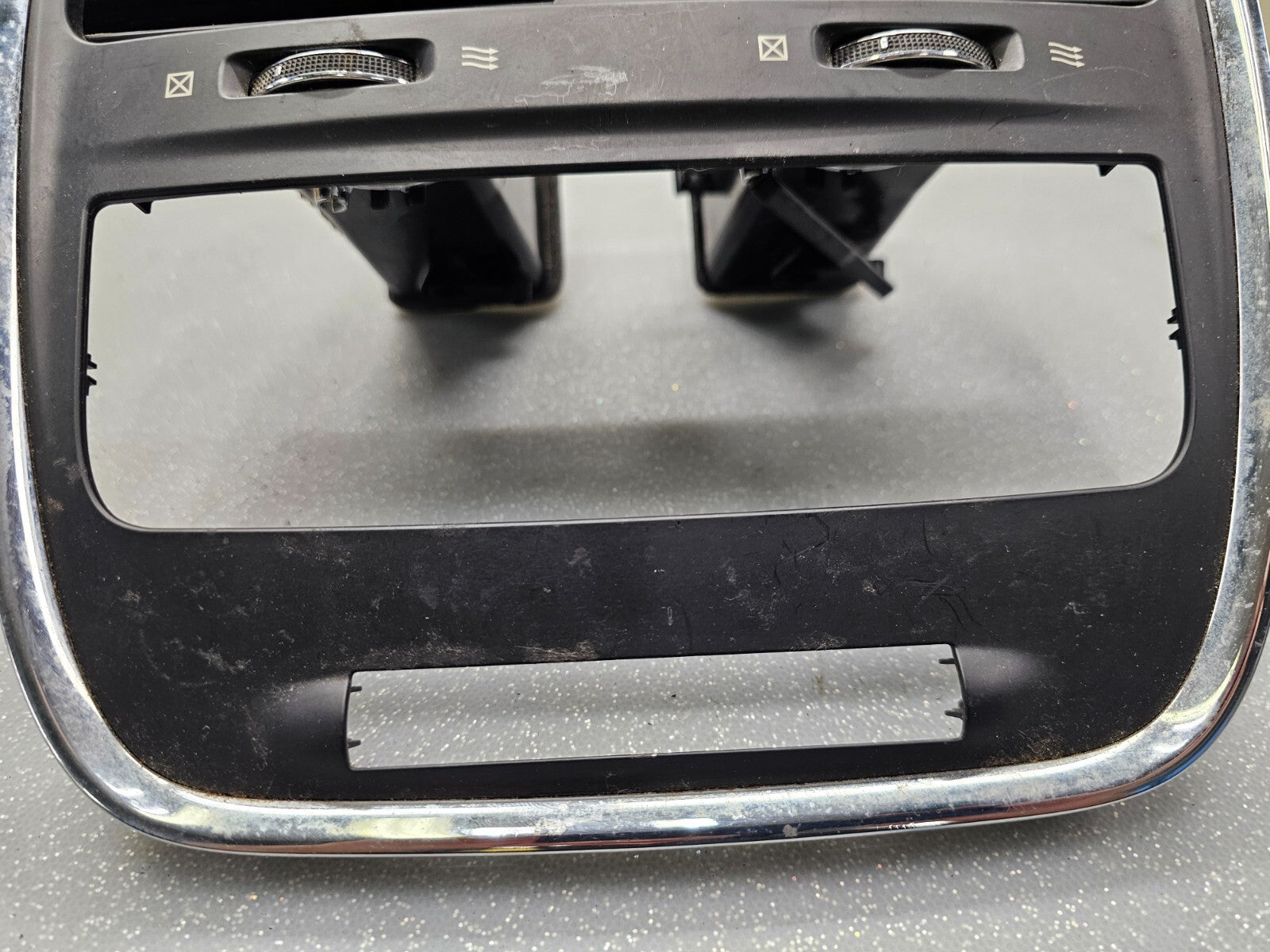 12-20 DODGE CARAVAN CENTER DASH RADIO SUUROUND BEZEL CLIMATE CONTROL TRIM PANEL