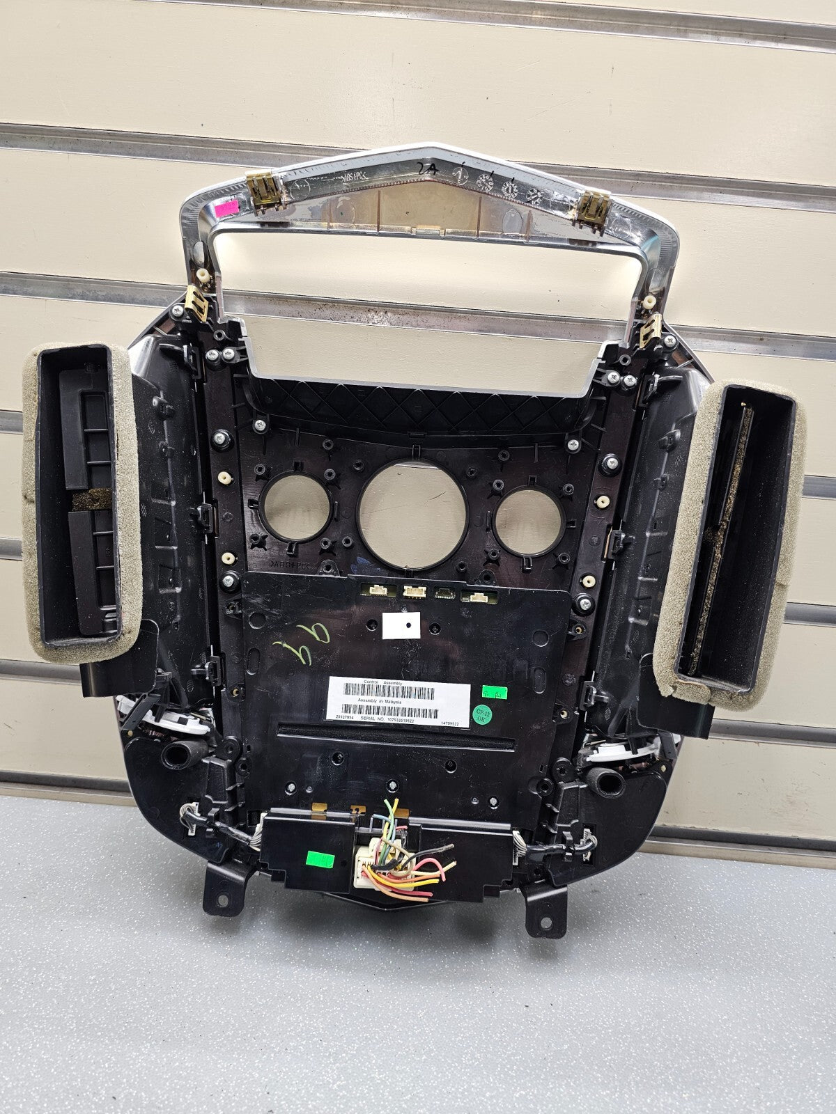 10-12 CADILLAC SRX CENTER DASH RADIO CLIMATE CONTROL SURROUND BEZEL PANEL SILVER
