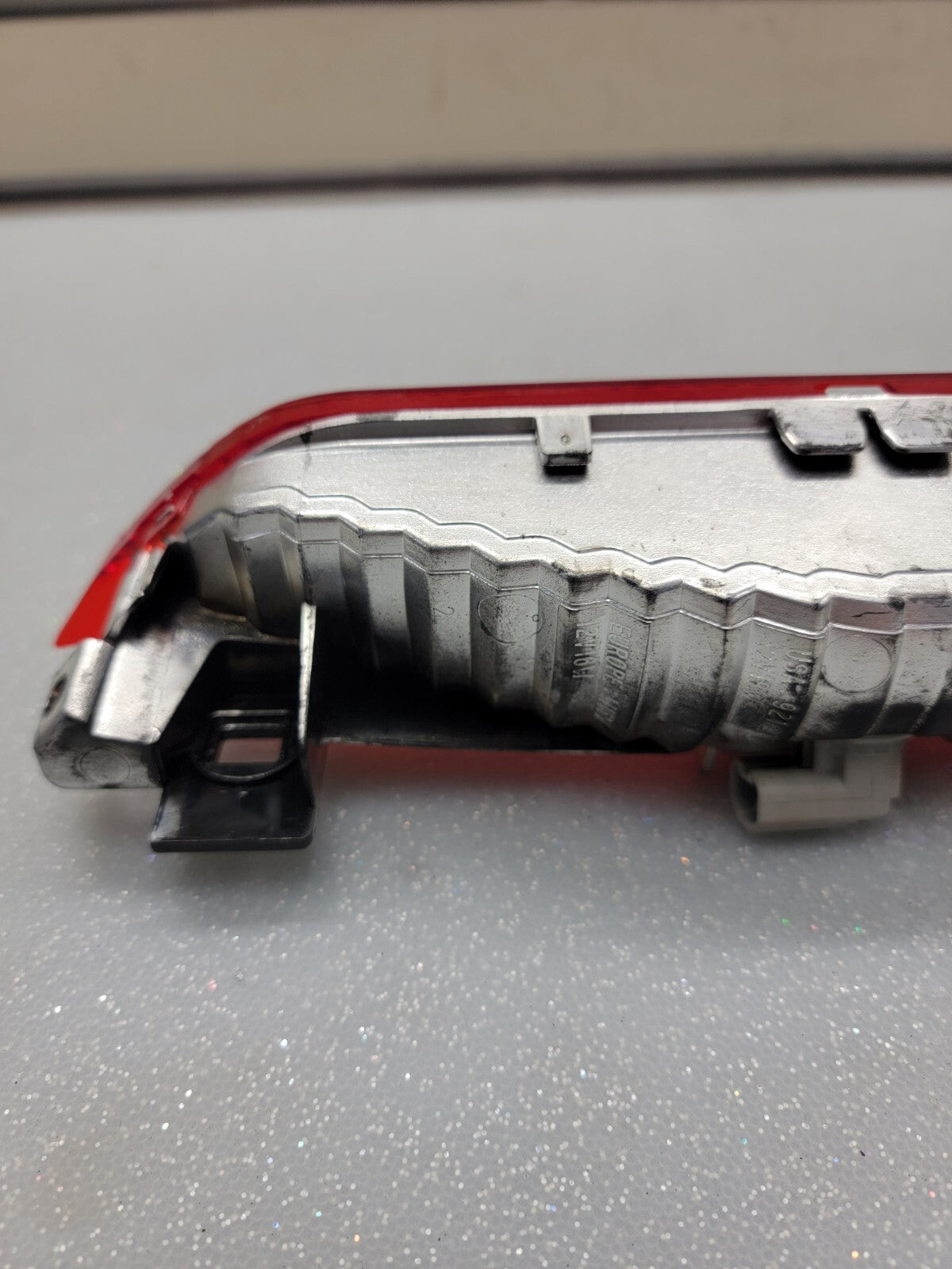 03-08 VIBE MATRIX OEM CENTER 3RD THIRD HIGH MOUNT BRAKE LIGHT LAMP/VM