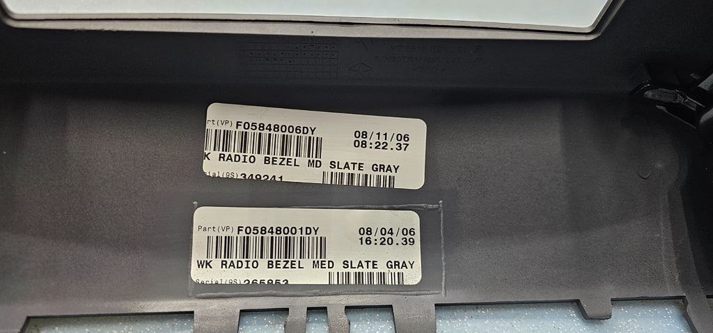 🔥2005-2007 Jeep Grand Cherokee Dash RADIO TRIM BEZEL W VENTS Gray B30