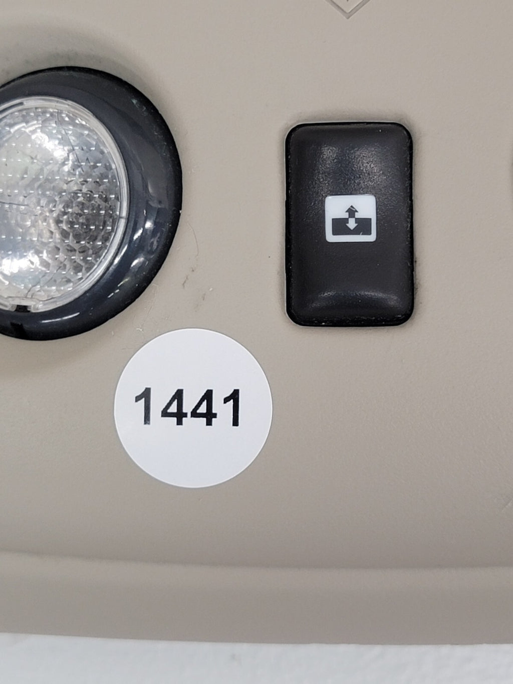 🔥03-06 Escalade Tahoe Yukon OVERHEAD ROOF CONSOLE/MAP LIGHT  LIGHT TAN