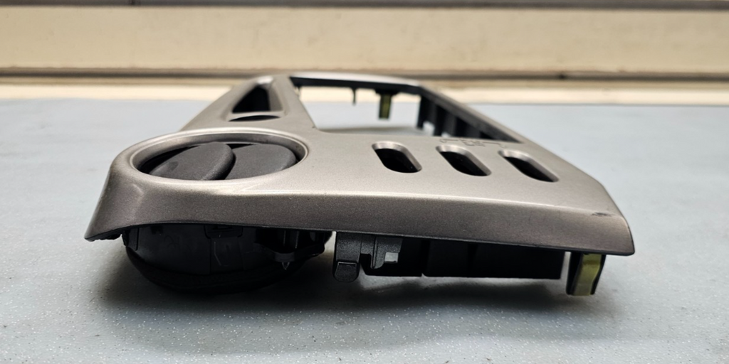 🔥2003-2008 Toyota MATRIX / Pontiac VIBE Center Dash Radio Bezel Trim Silver B26