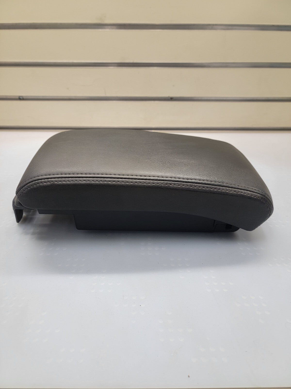 🔥08-12 Chevy Malibu FRONT CONSOLE LID ARMREST ASSEMBLY SLIDING STORAGE BLACK