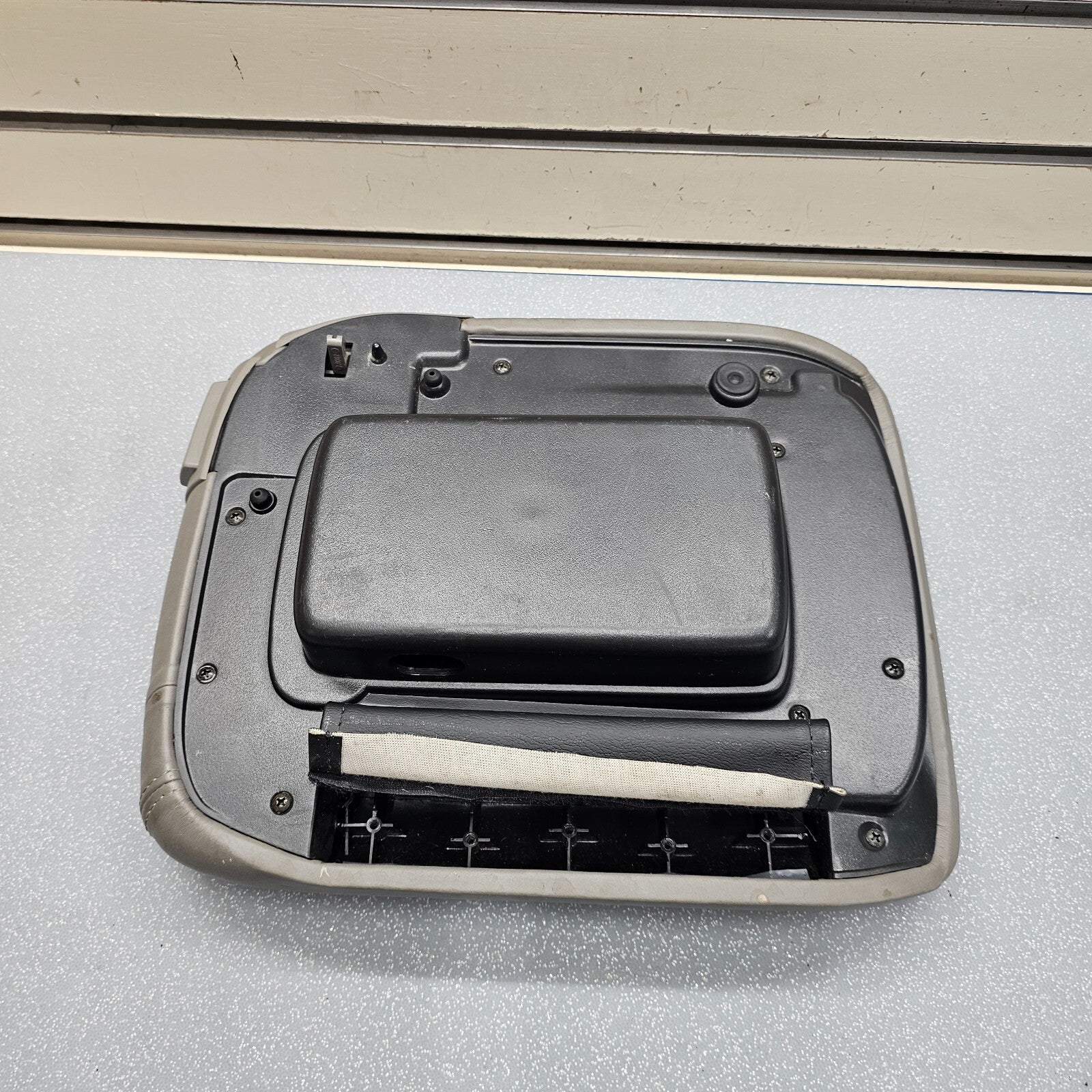 🔥01-02 Yukon Escalade Center Console Armrest Lid Cover Assembly LIGHT GRAY L8