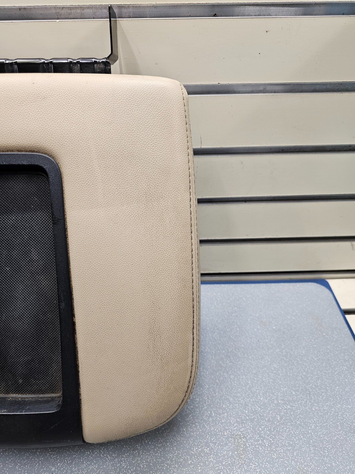 🔥07-14 Silverado Sierra Center Console Armrest Lid Leather Cover Assembly Tan