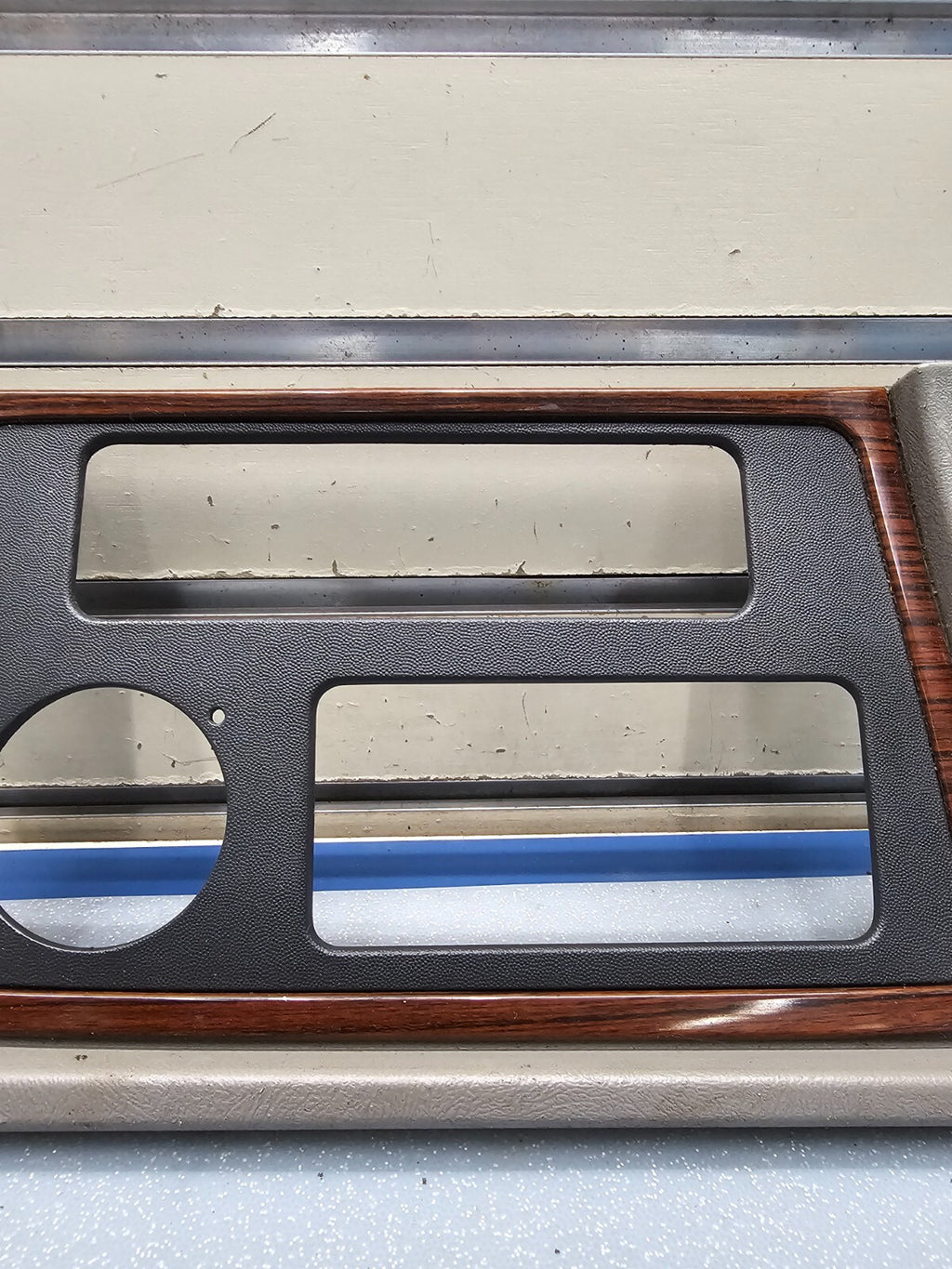 02-06 Cadillac Escalade Radio Dash Trim Bezel with Clock 15072628 gray/woodgrain