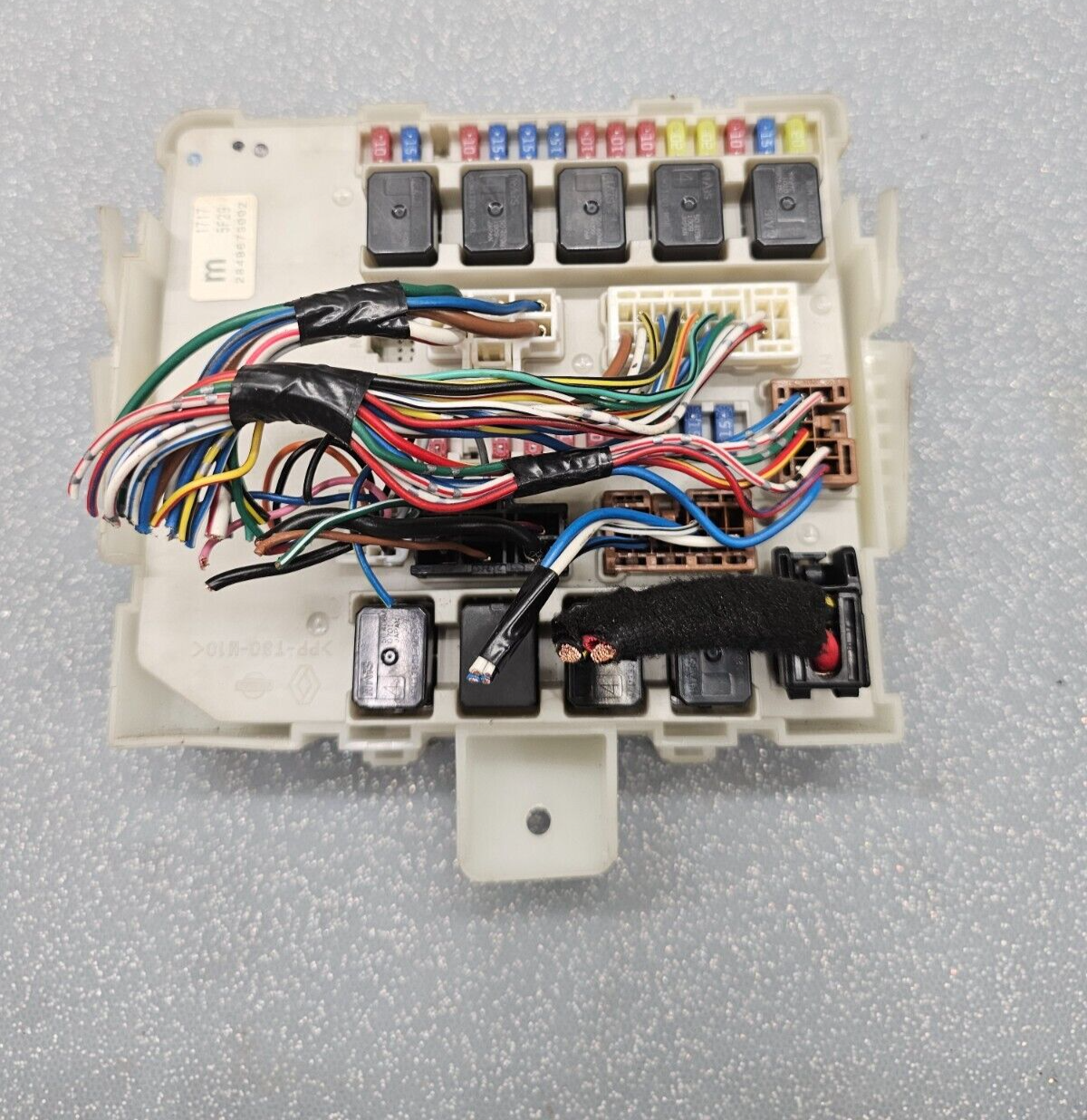 06-10Nissan Titan Armada Fuse Box Body Control Distribution Module Unit Assembly