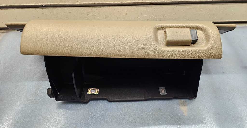 95-99 CHEVY GMC TRUCK SILVERADOC/K Glove Box Storage Compartment Assembly TAN G2