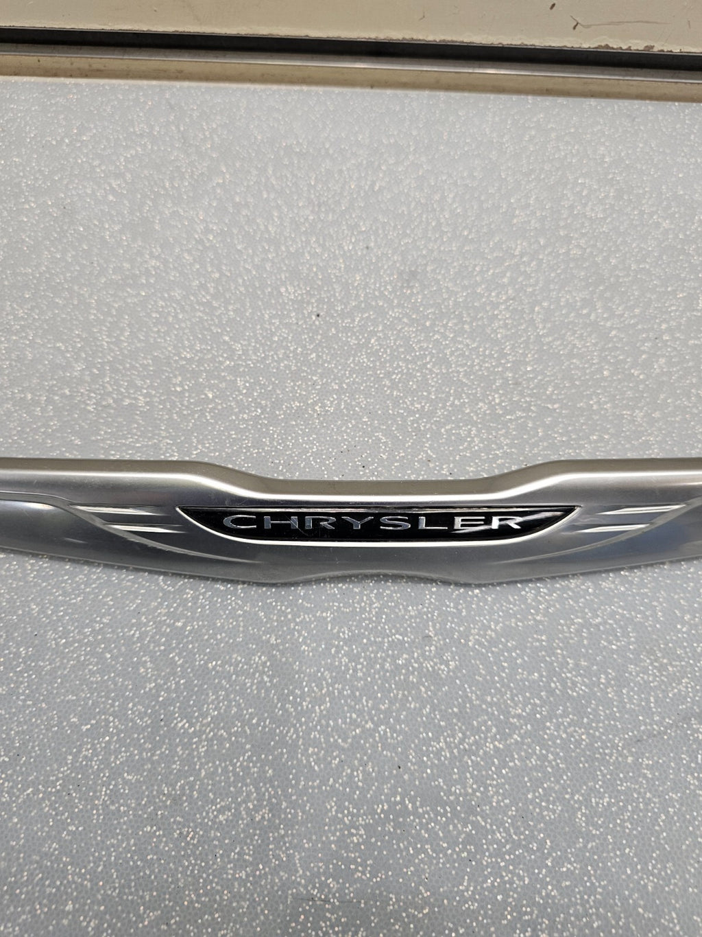 11-14 CHRYSLER 200 REAR TRUNK DECK DOOR EMBLEM BADGE LID NAMEPLATE LOGO MOLDING