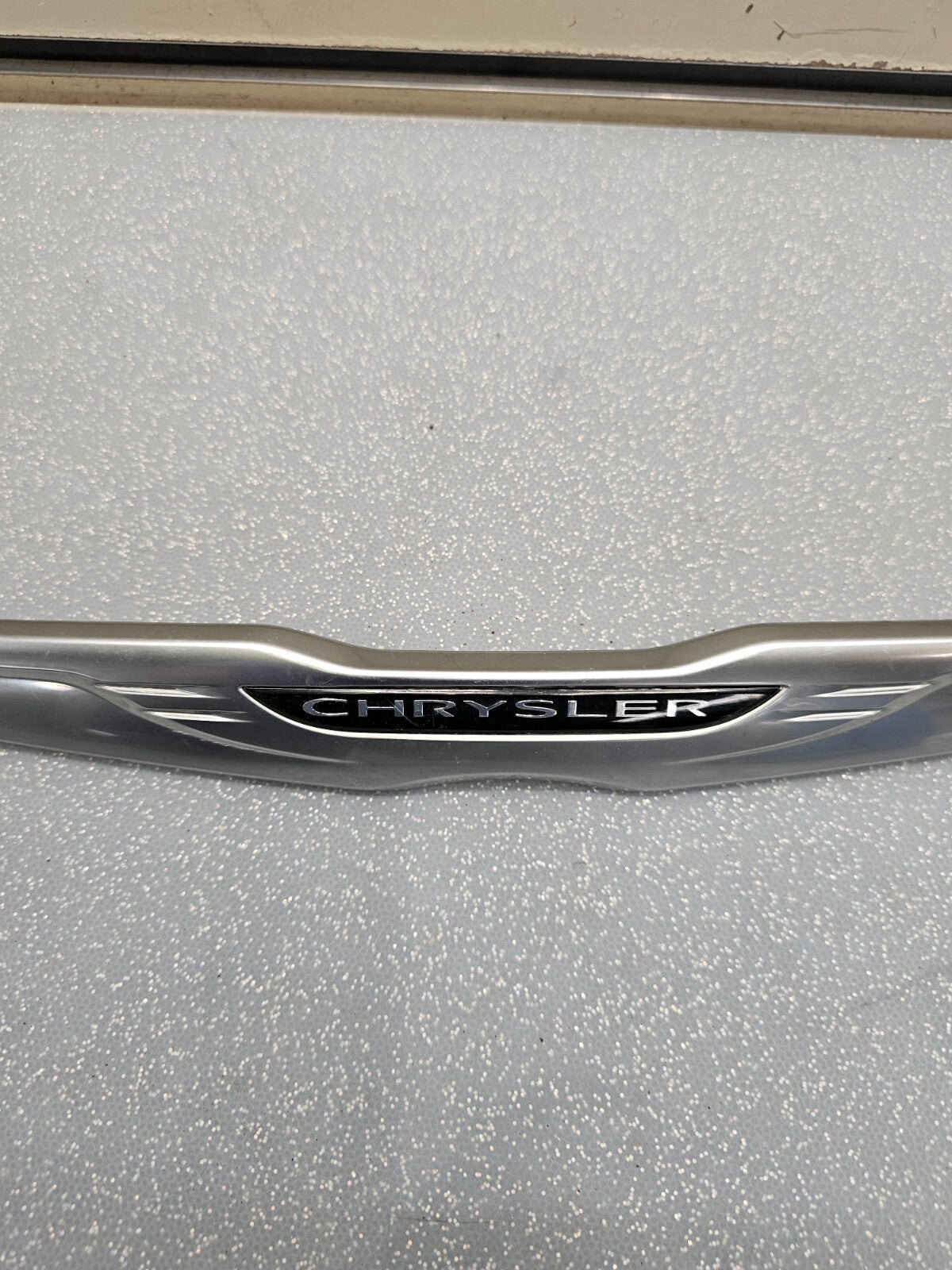 11-14 CHRYSLER 200 REAR TRUNK DECK DOOR EMBLEM BADGE LID NAMEPLATE LOGO MOLDING