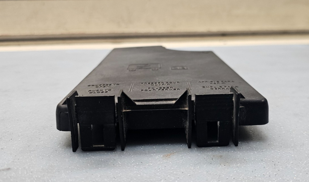 04-16 AVENGER SEBRING JEEP PATRIOT CALIBER Front Relay Engine Fuse Box Cover Lid