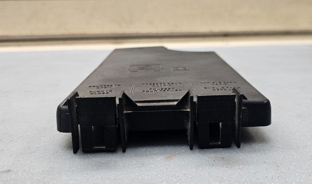 04-16 AVENGER SEBRING JEEP PATRIOT CALIBER Front Relay Engine Fuse Box Cover Lid