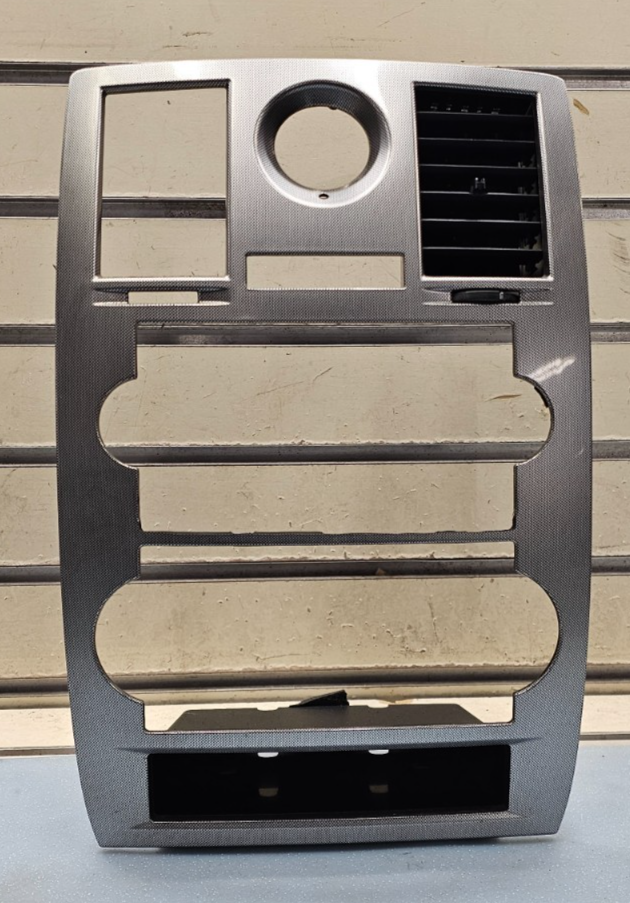 🔥05-07 CHRYSLER 300 CENTER DASH RADIO BEZEL CENTER TRIM PANEL SILVER OEM B16