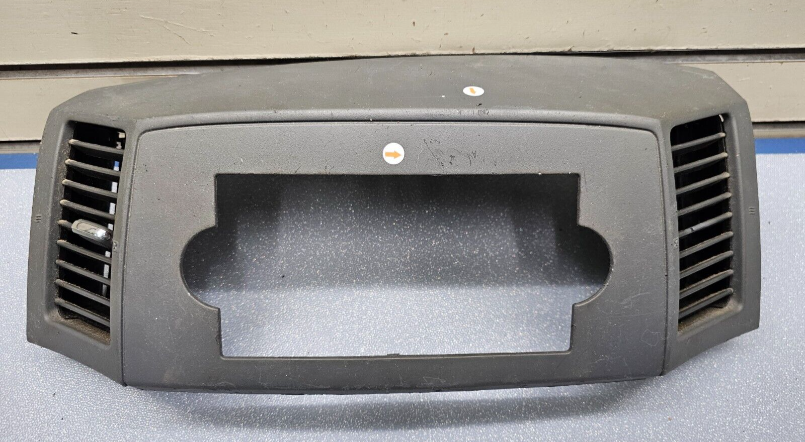 🔥05-07 Grand Cherokee Center Dash AM FM RADIO STEREO TRIM BEZEL PANEL GRAY B30