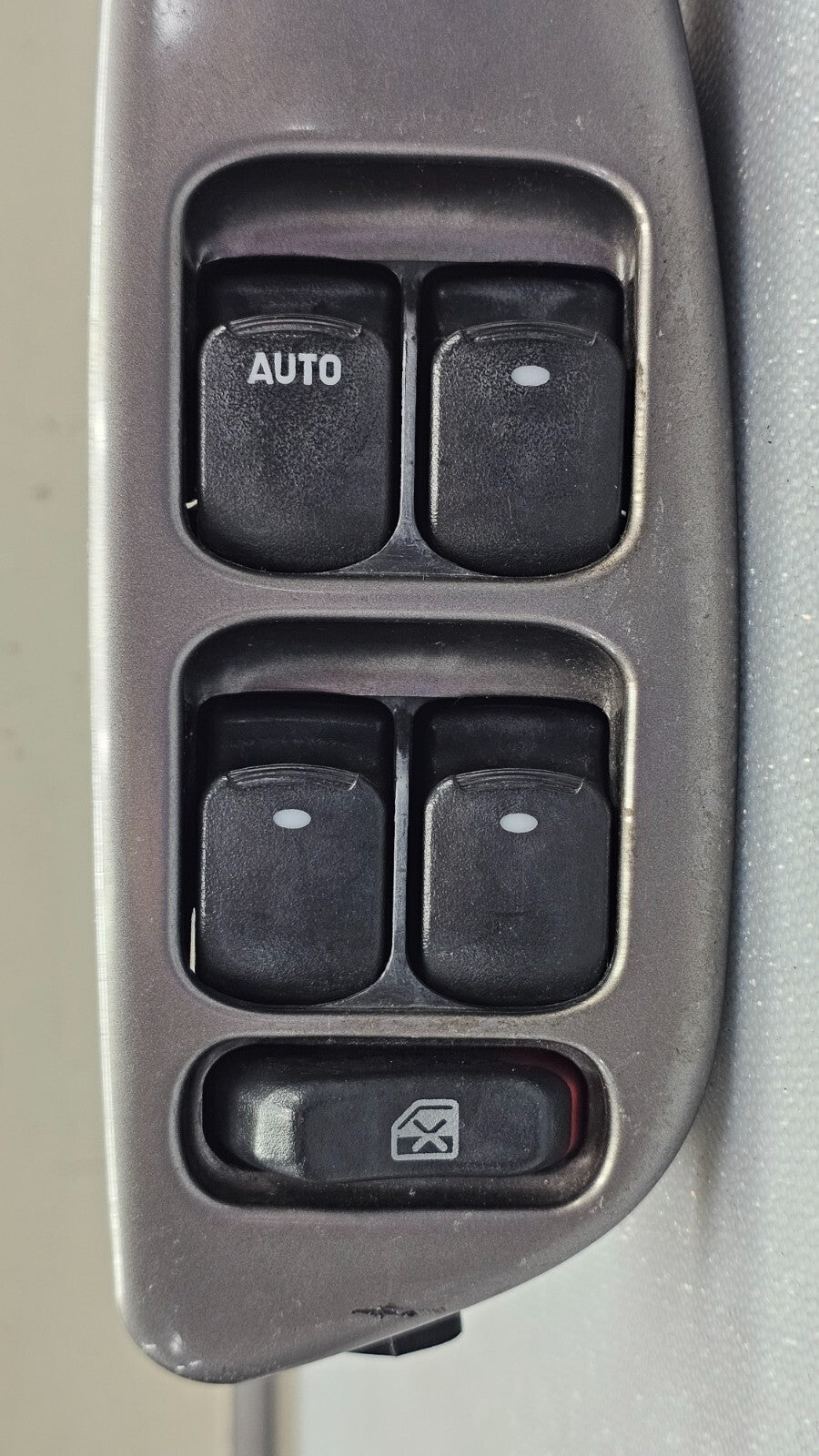 04-07 MALIBU LEFT DRIVER MASTER POWER WINDOW DOOR CONTROL SWITCH ASSEMBLY SILVER