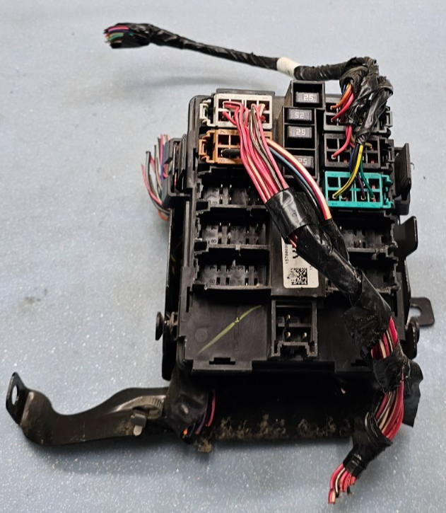 🔥07-14 Silverado Sierra DASH RELAY Body Wiring Harness Junction BLOCK BRACKET