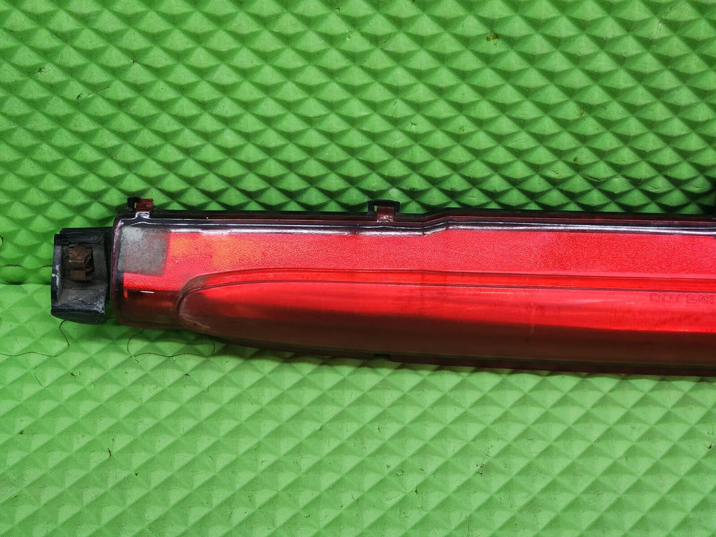 2002-2009 CHEVROLET TRAILBLAZER REAR 3RD HIGH MOUNTED BRAKE LIGHT OEM RED