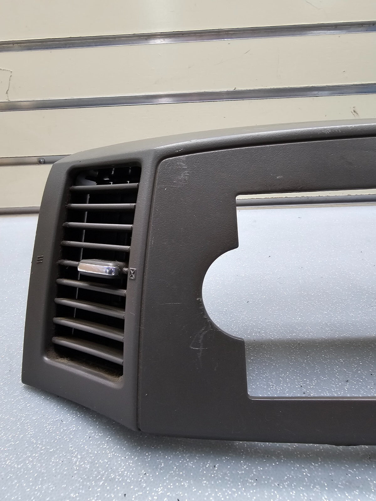 05-07 Jeep Grand Cherokee Center Radio Dash Bezel Trim Panel Surround KHAKI B30