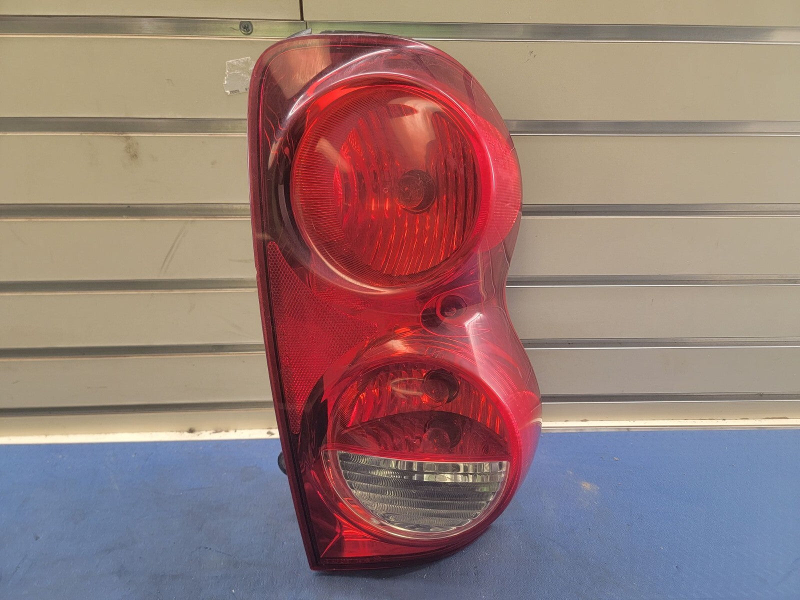 04-09 Dodge Durango driver Side Lens and Housing Tail Light Lamp