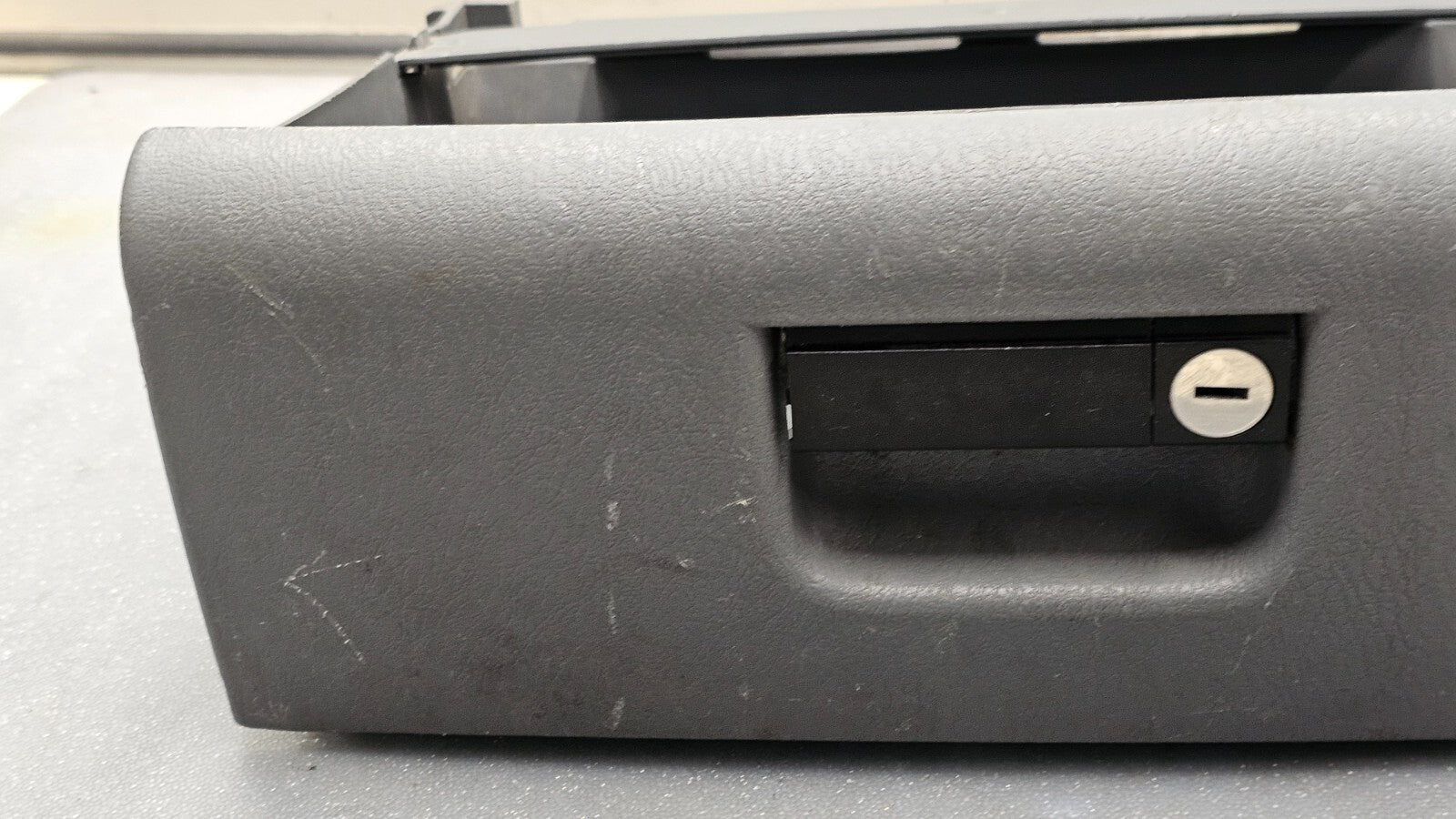 🔥01-07 CARAVAN TOWN COUNTRY DASH GLOVE BOX COMPARTMENT LID COVER ASSEMBLY GRAY