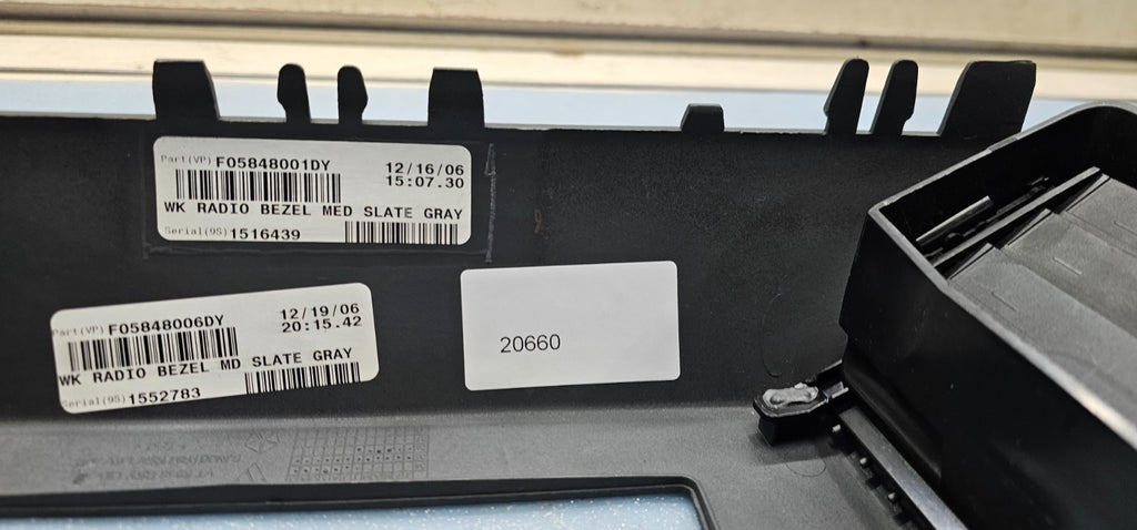 🔥05-07 Grand Cherokee Center Radio Dash Bezel Trim Panel Surround Balck B30
