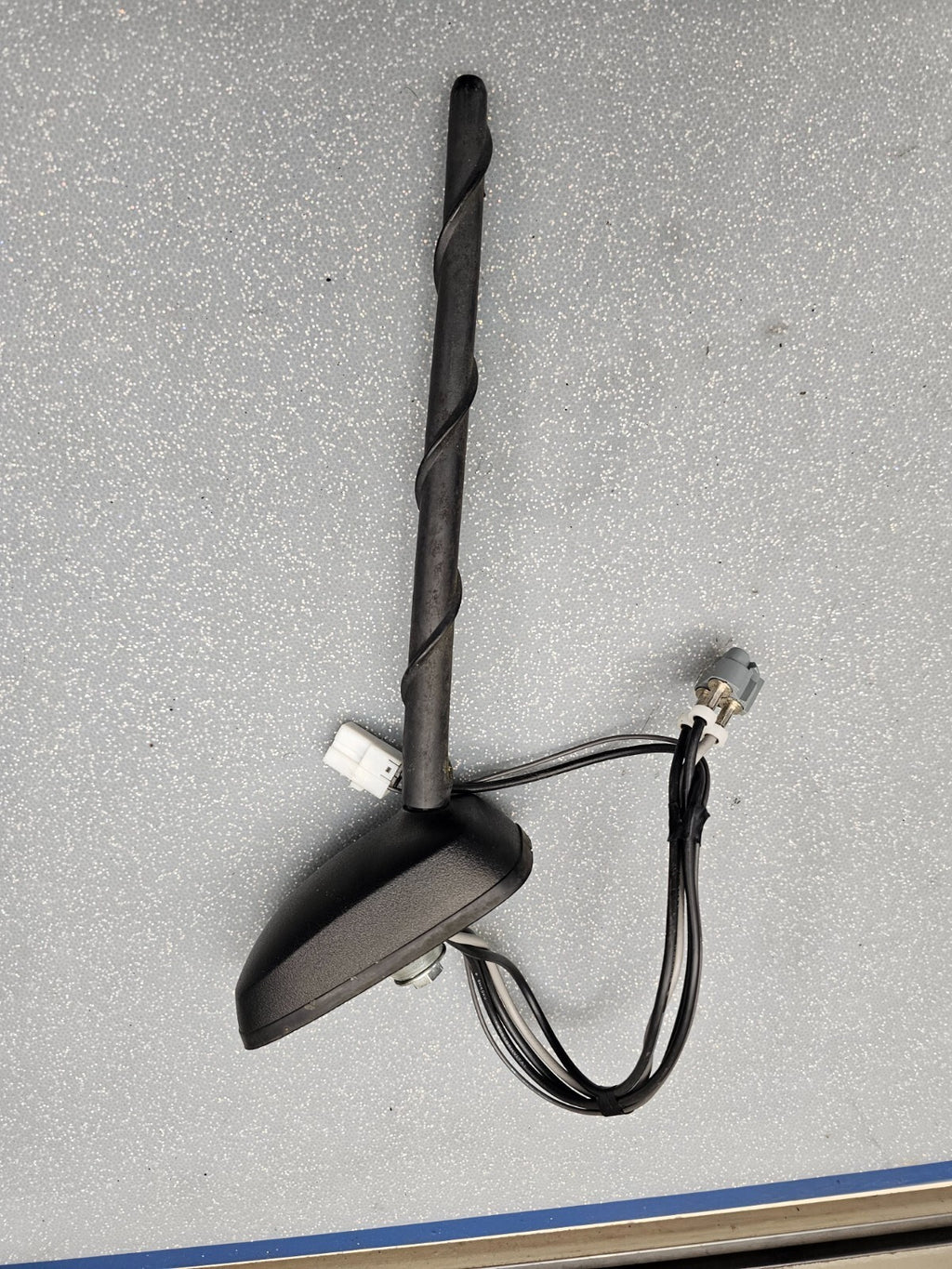 08-10 Acadia Traverse Enclave Roof Mounted Antenna OEM 25839396/AT