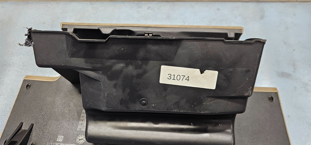 95-99 CHEVY GMC TRUCK SILVERADOC/K Glove Box Storage Compartment Assembly TAN G2